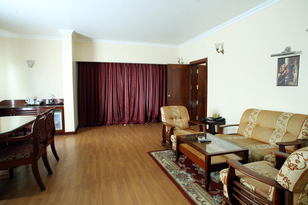 Thrissur Joys Palace Hotel מראה חיצוני תמונה